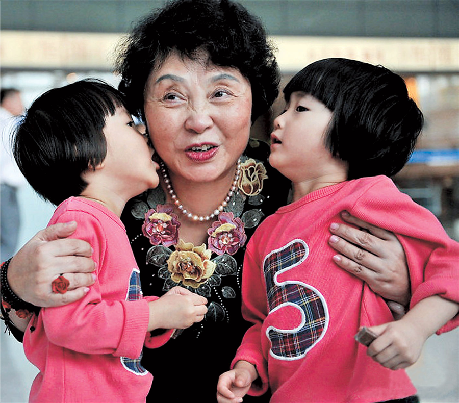 Китайская мама японская мама. Китайская мать. Пожилой китаец. Китайская женщина 60 лет. Мама в Китае.